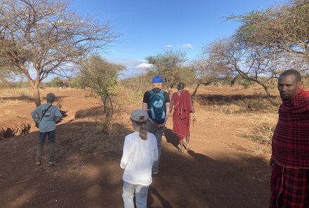 Kenia Familienreise - Kenia Family & Teens - Amboseli Nationalpark - Familie bei Fußpirsch mit Massai