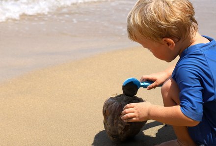 Familienurlaub Costa Rica - Costa Rica Abenteuer Regenwald und Karibik - Puerto Viejo de Limón - Kleinkind spielt im Sand