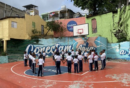 Dominikanische Republik mit Kindern - Dom Rep Familienreise - Gualey - einheimische Kinder auf dem Sportplatz