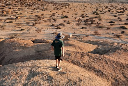 Namibia Familienreise individuell - Erongo-Gebirge - Junge auf Steinen