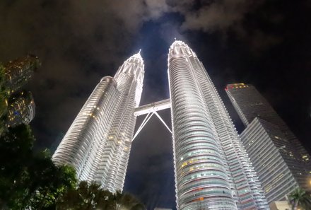 Familienurlaub Malaysia & Borneo - Malaysia & Borneo for family individuell - Petronas Twin Towers in Kuala Lumpur bei Nacht