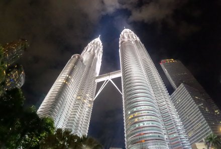 Malaysia mit Kindern - Malaysia Urlaub mit Kindern - Malaysia Rundreise mit Kindern - Kuala Lumpur - Petronas Twin Towers am Abend