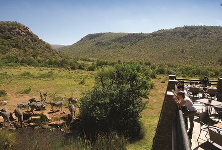 Südafrika Familienreise - Südafrika for family - Pilanesberg Nationalpark - Kwa Maritane Bush Lodge - Restaurant mit Terrasse