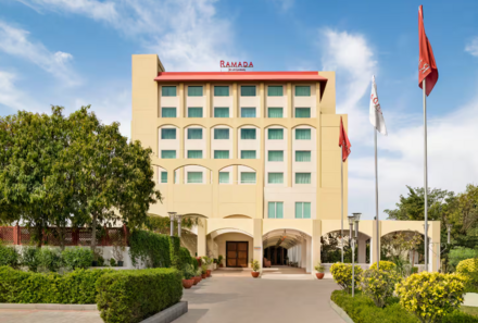 Indien mit Kindern - Indien for family - Ramada by Wyndham Jaipur - Hotel von außen 