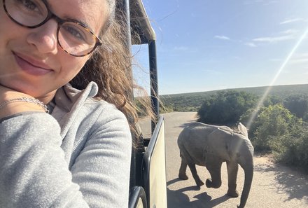 Familienreise Südafrika mit Kindern - Garden Route for family individuell deluxe - Mädchen mit Elefant