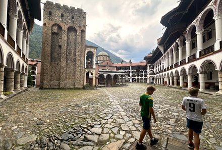 Bulgarien Familienreise - Bulgarien mit Kindern - Kinder besuchen Rila Kloster 