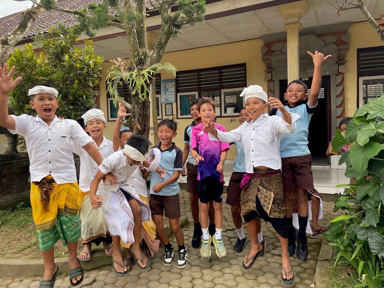 Bali Familienurlaub - Familienreisen Indonesien - Kids mit einheimischen Kindern