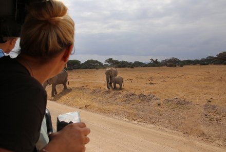 Kenia Familienreise - Kenia for family individuell - Strand & Buschabenteuer - Nadja Albrecht auf Pirschfahrt