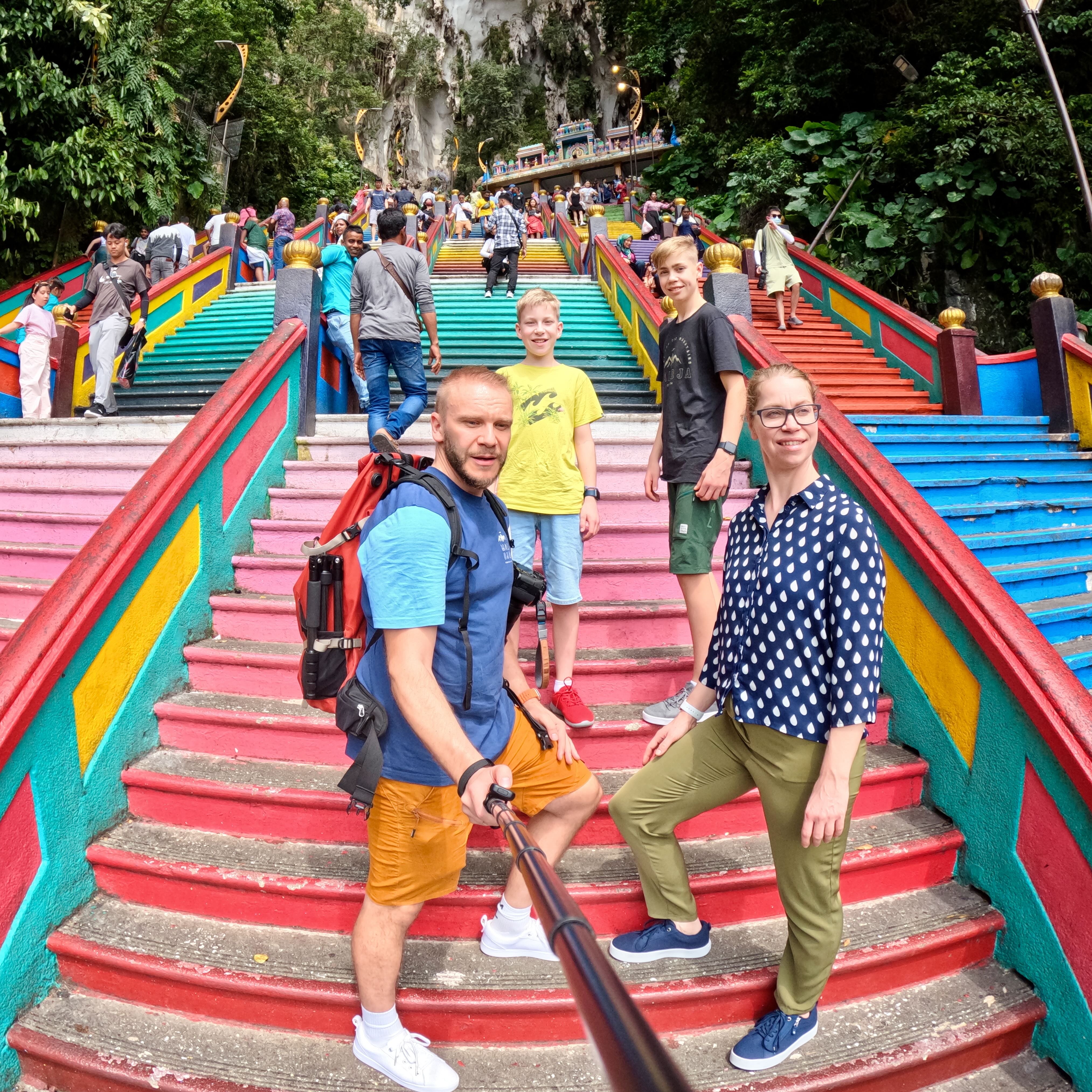 Gründe für eine Malaysia Familienreise - Bunte Treppen bei den Batu-Höhlen - Kuala Lumpur