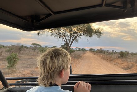 Kenia Familienreise - Kenia Family & Teens - Pirschfahrt im Tsavo Ost Nationalpark - Kind im Safarifahrzeug