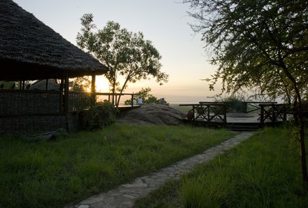 Tansania for family individuell - Familienabenteuer Tansania - Maweninga Camp Tarangire Nationalpark - Sonnenuntergang Garten