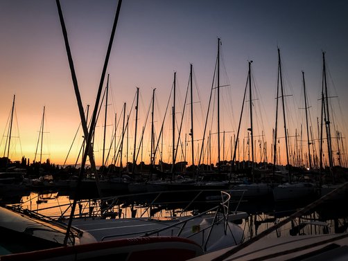 Griechenland Segelreise mit Kindern - Bloggerin Tatjana Lieblingsspot - Sonnenuntergang Gouvia Korfu