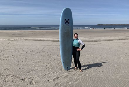 Portugal Familienurlaub - Anne mit Surfbrett am Strand