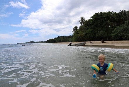 Familienurlaub Costa Rica - Costa Rica Abenteuer Regenwald und Karibik - Puerto Viejo de Limón - Junge badet im Meer