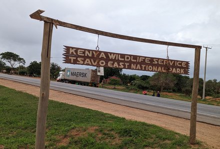 Kenia mit Kindern - Kenia for family individuell deluxe - Schild Tsavo Ost Nationalpark