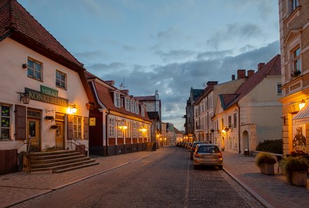 Familienreise Baltikum Family & Teens - Baltikum mit Kindern - Lettland - Altstadt Cesis am Abend