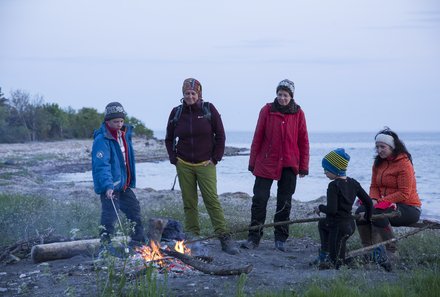 Estland Familienreise - Estland for family - Saarnaki - Familie am Lagerfeuer