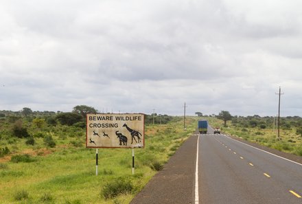 Kenia Familienreise - Kenia Family & Teens - Fahrt zum Tsavo Ost Nationalpark - Straße