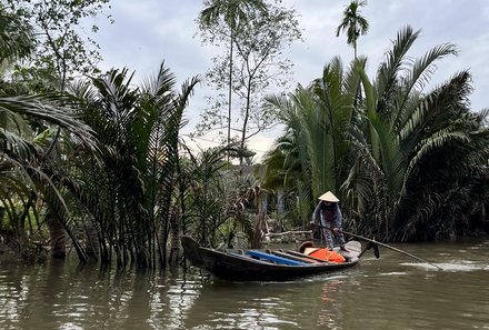 Vietnam for family - Familienreise Vietnam mit Kindern - Frau auf einem Sampan