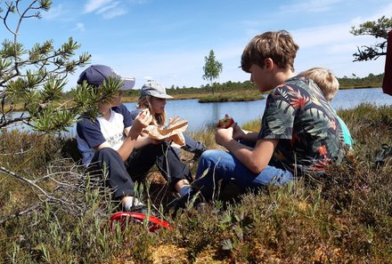 Estland Familienreise - Estland for family - Kinder picknicken am See