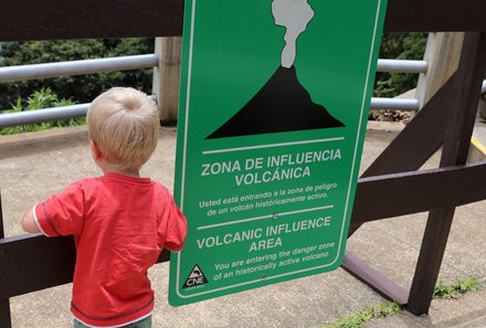 Costa Rica for family Junior - Costa Rica mit Kindern - Kleinkind am Vulkan-Schild