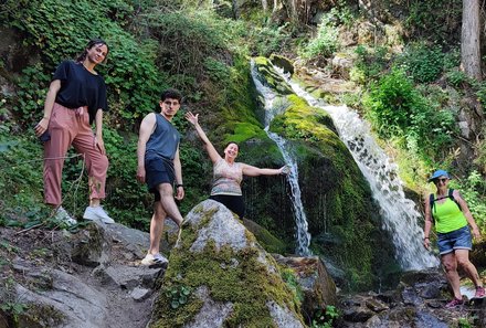 Bulgarien Familienreise - Bulgarien mit Kindern - Hotel Budapest Sofia - Gruppe am Wasserfall