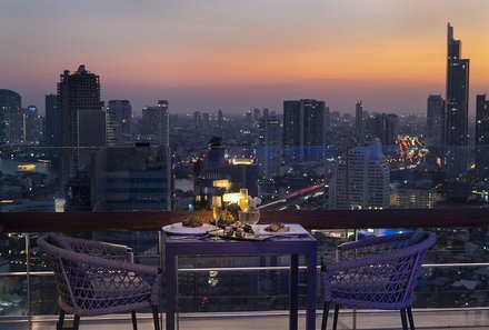 Thailand Familienreise mit Kindern - Thailand for family individuell - Mode Sathorn Hotel Bangkok - Dachterrasse Dinner