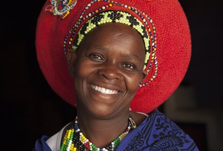 Südafrika for family - Südafrika Familienreise - Einheimische Frau im traditionellen Gewand