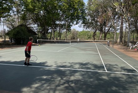 Südafrika mit Kindern - Südafrika for family - Makutsi Safari Farm - Freizeit auf dem Tennisplatz