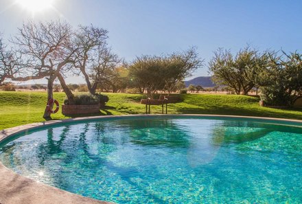 Individuelle Namibia Familienreise Deluxe - Okonjima Plains Camp - Pool