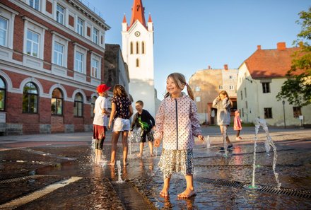 Familienreise Baltikum Family & Teens - Baltikum mit Kindern - Lettland - Kinder spielen in Cesis