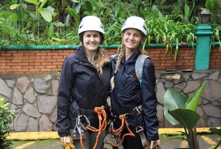 Costa Rica Familienreise - Costa Rica Family & Teens individuell - Nebelwald Monteverde - Fabienne Cselovski & Svenja Fiestelmann mit Zipliningausrüstung