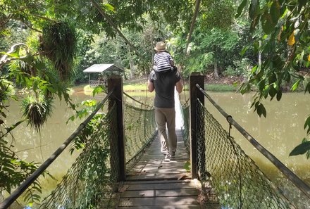 Familienurlaub Malaysia & Borneo - Malaysia & Borneo for family individuell - Rainforest Discovery Centre - Kind mit Vater auf Brücke