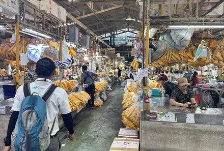 Thailand Familienreise mit Kindern - Thailand for family individuell - Guide beim Blumenmarkt