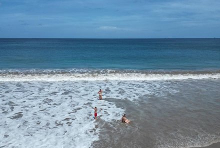 Costa Rica for family Junior - Costa Rica mit Kindern - Familie badet im Meer