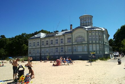 Familienreise Baltikum Family & Teens - Baltikum mit Kindern - Lettland - Jürmala Strand mit Gebäude