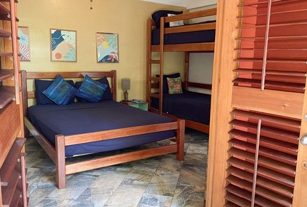 Panama for family individuell - Panama Familienreise mit Kindern - Turtle Beach House - Bett Holz