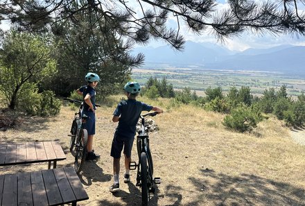 Bulgarien Familienreise - Bulgarien mit Kindern - Hotel Budapest Sofia - Jungs mit Mountainbike