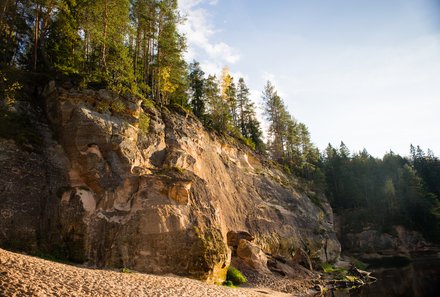 Familienreise Baltikum Family & Teens - Baltikum mit Kindern - Lettland - Felsen im Gauja Nationalpark