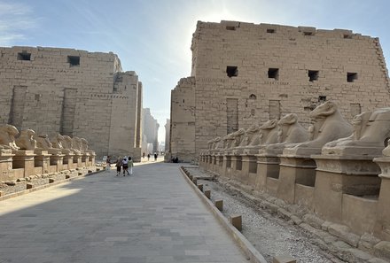 Familienreise Ägypten - Ägypten for family individuell deluxe - Karnak Tempel Ruinen - Blick auf alte Gebäude