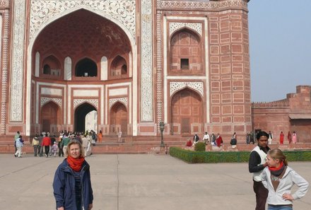 Indien Familienreise - Indien for family - Familie besichtigt Taj Mahal