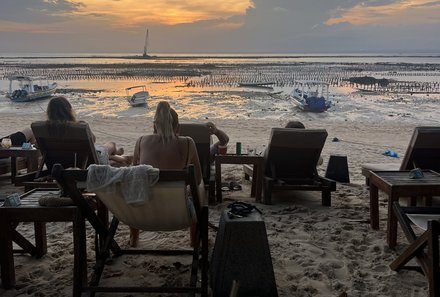 Java-Bali Family & Teens - Verlängerung auf Nusa Lembongan - Liegen am Strand bei Sonnenuntergang