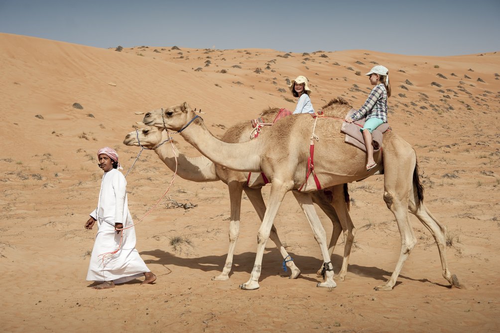 Oman for family - Kamelreiten in der Wüste