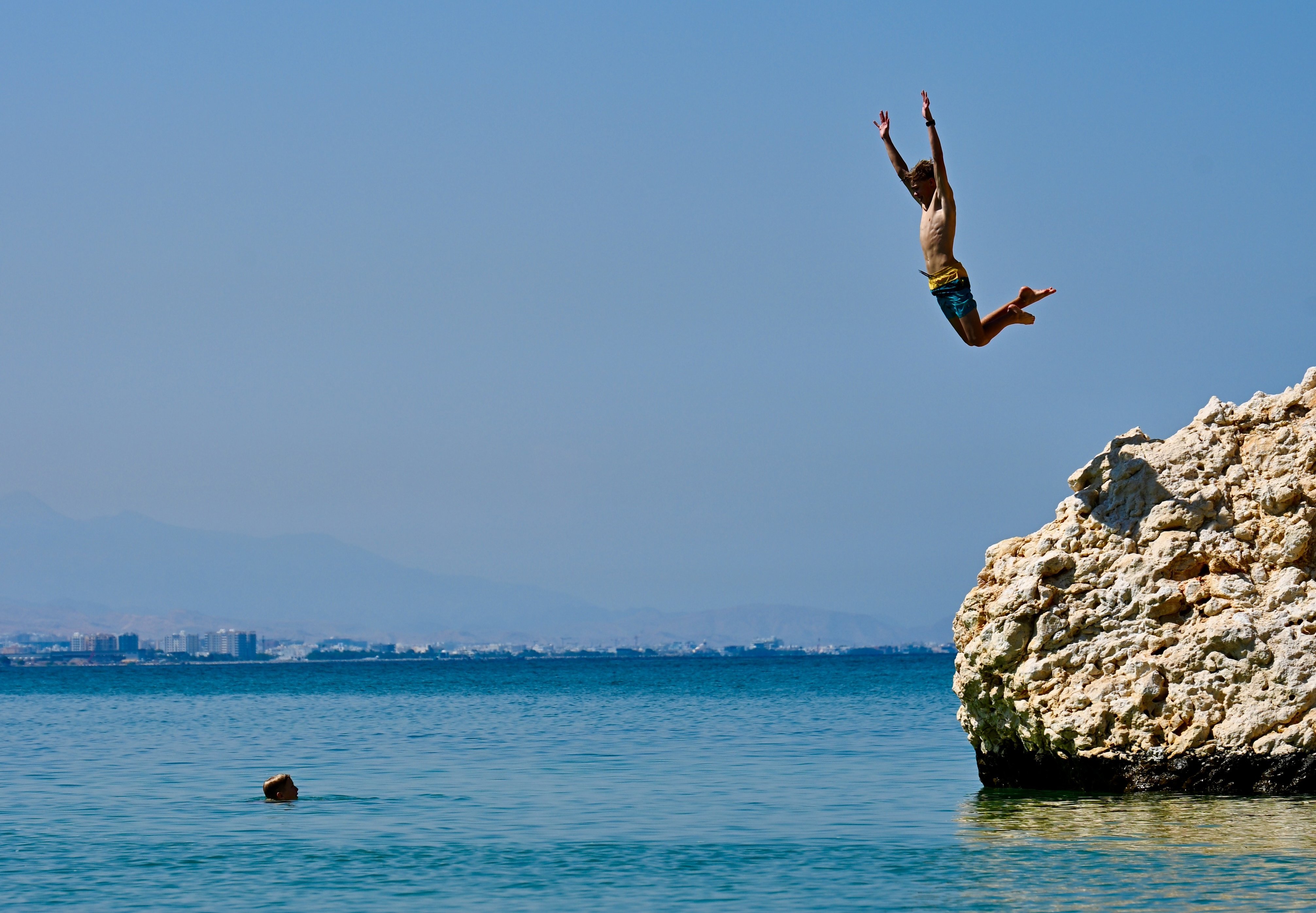 Reisebericht Oman mit Kindern - Kind springt ins Meer