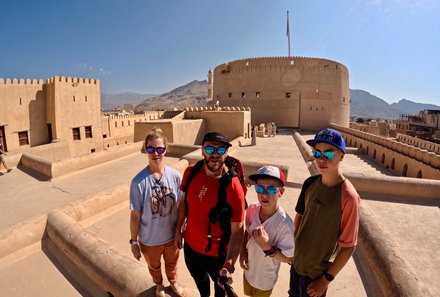 Oman for family individuell - Oman mit Kindern - Familie besichtigt Nizwa Fort