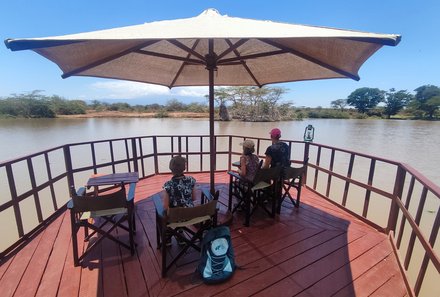 Kenia Familienreise - Kenia Family & Teens - Voyager Ziwani Lodge - Familie sitzt auf Steg