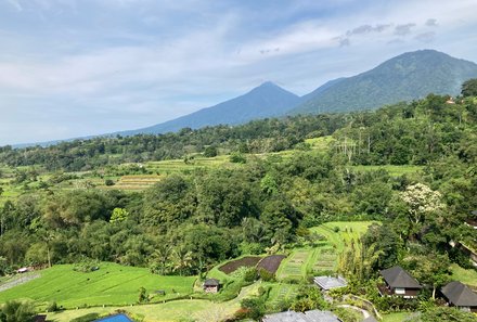 Bali for family - Bali Familienreise mit Kindern - Hotelanlage mit Pool und Ausblick auf Berge