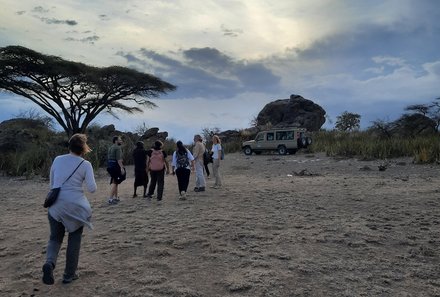 Serengeti mit Kindern individuell - Best of Familiensafari Serengeti - Gruppe beim Wandern