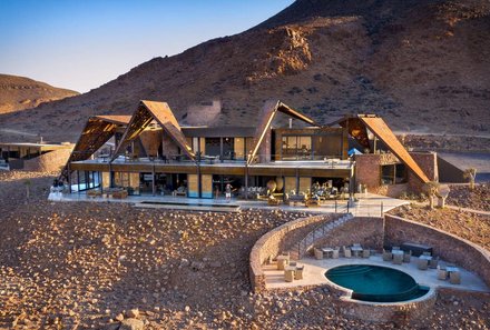 Individuelle Namibia Familienreise Deluxe - andBeyond Sossusvlei Desert Lodge - Außenansicht