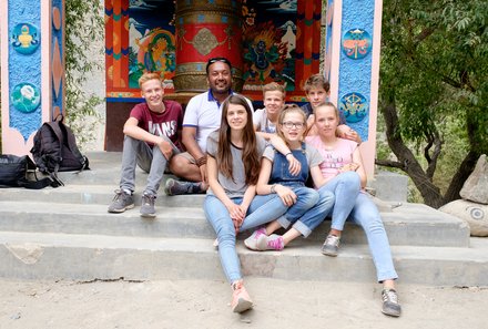 Ladakh mit Kindern - Ladakh Teens on Tour -  Gruppenfoto mit Guide